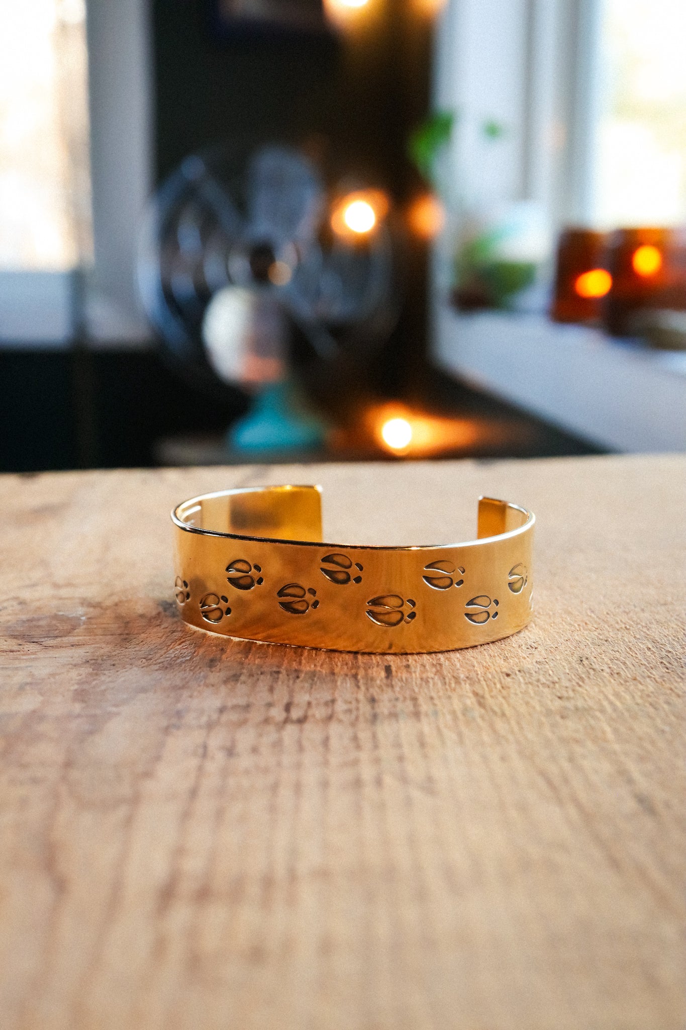 the Heȟáka Tracks Cuff