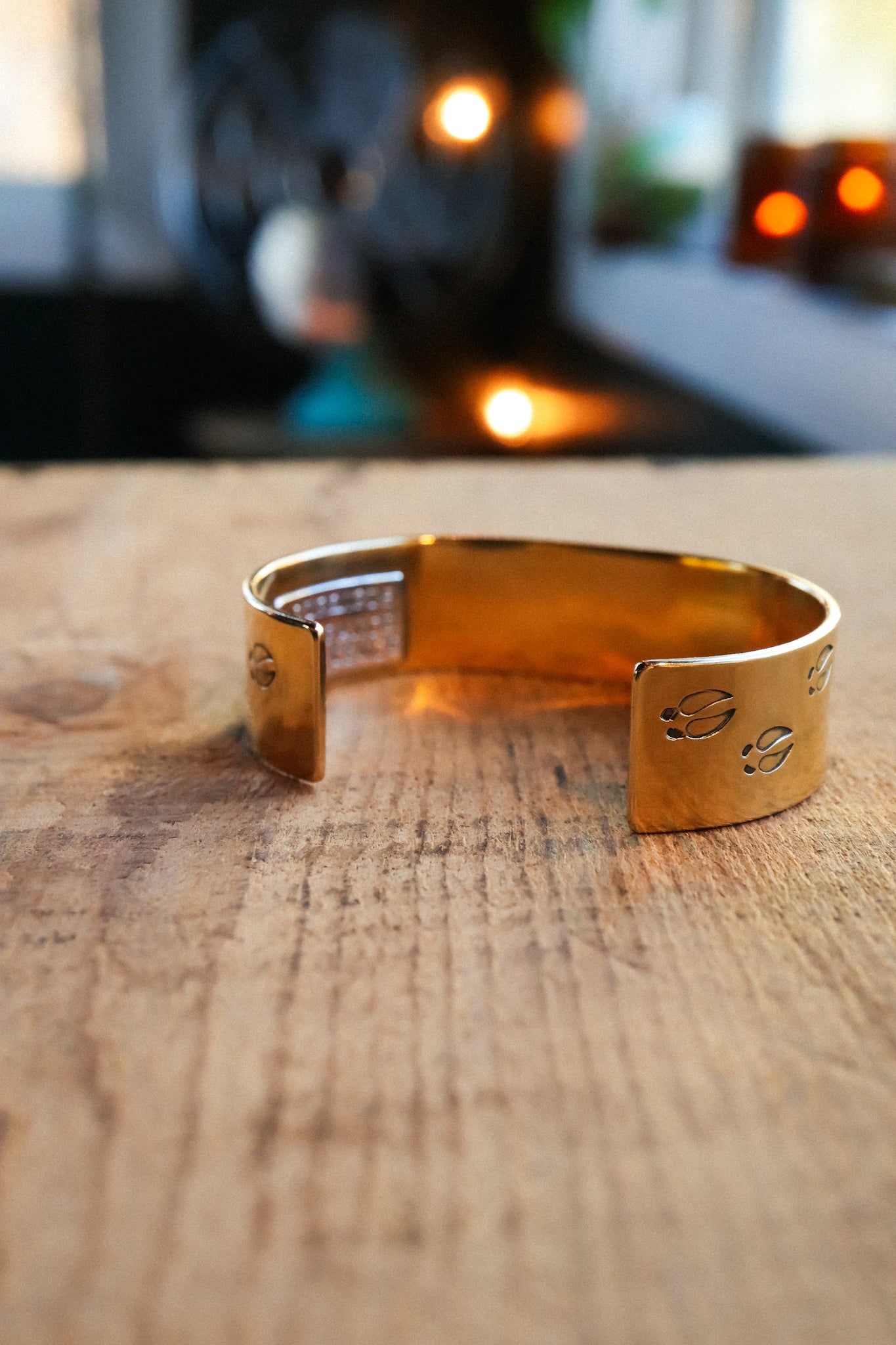 the Heȟáka Tracks Cuff