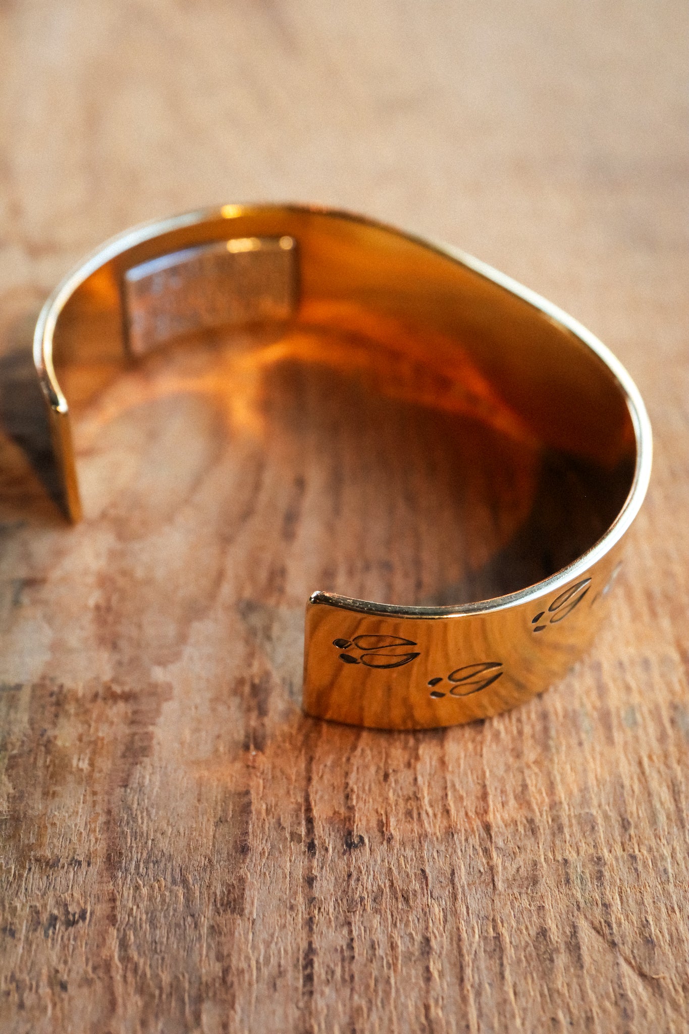 the Heȟáka Tracks Cuff